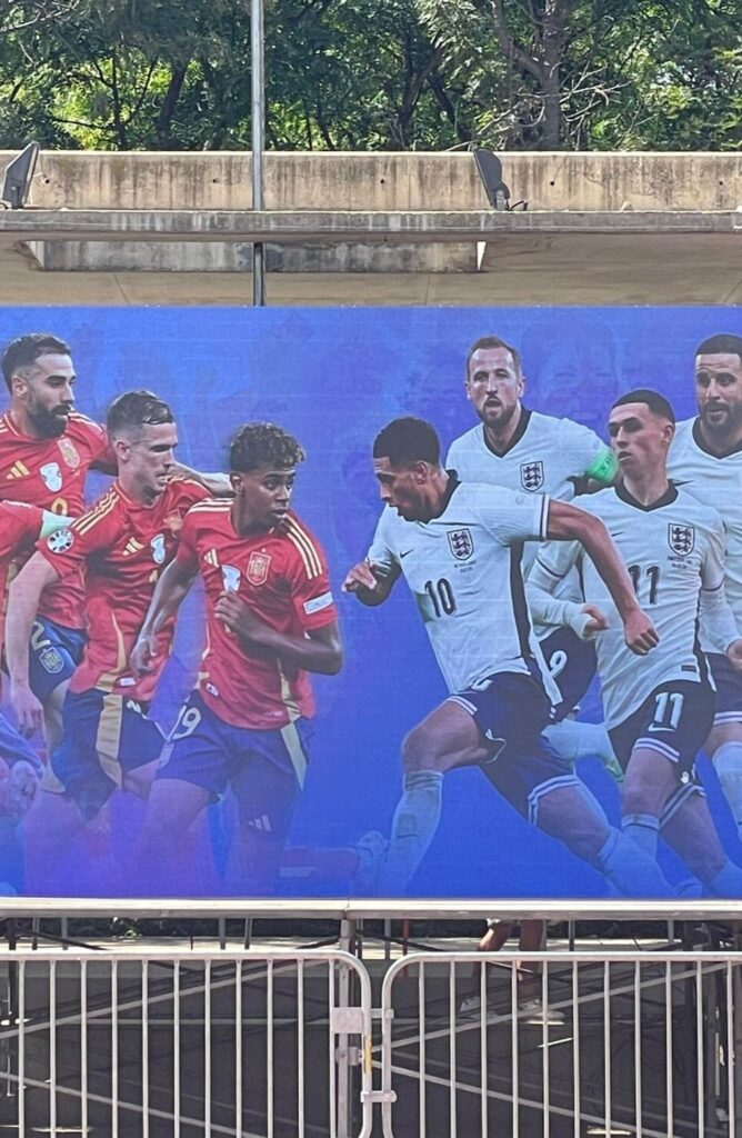 Pantalla LED gigante de alquiler para fan zone de la Eurocopa 2024 en un ayuntamiento de España