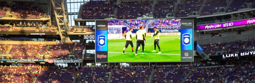Pantalla LED grande instalada en un estadio mostrando repeticiones y momentos destacados