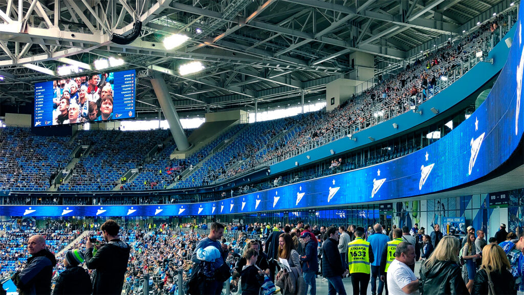 Cintas LED perimetrales rodeando las gradas de un estadio mostrando publicidad de patrocinadores