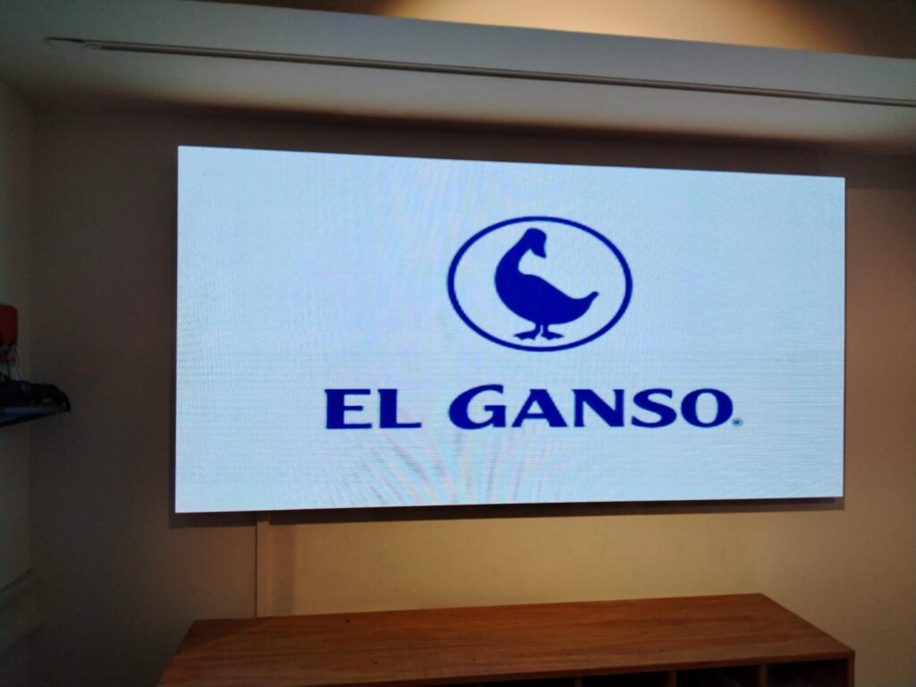 Pantalla LED de EsportLED instalada en un comercio