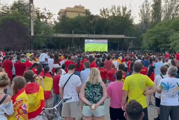 Pantalla LED de EsportLED durante el montaje en un evento deportivo al aire libre