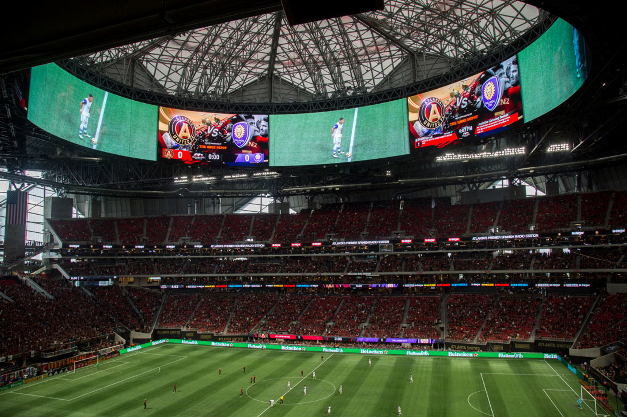 Pantalla LED gigante en un estadio de fútbol