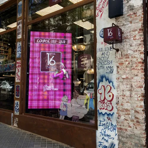 Pantalla-LED-escaparate-scaled